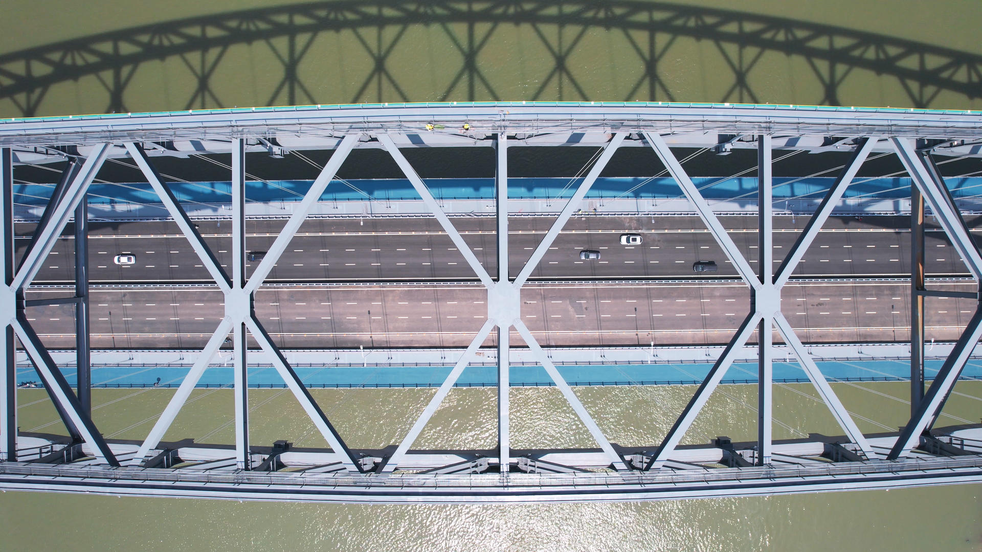 航拍俯拍城市汉江上新开通的桥梁交通车流4k素材视频的预览图