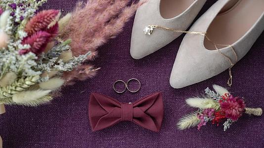 结婚戒指花束和新娘鞋一双婚姻符号新娘和新郎成为视频的预览图