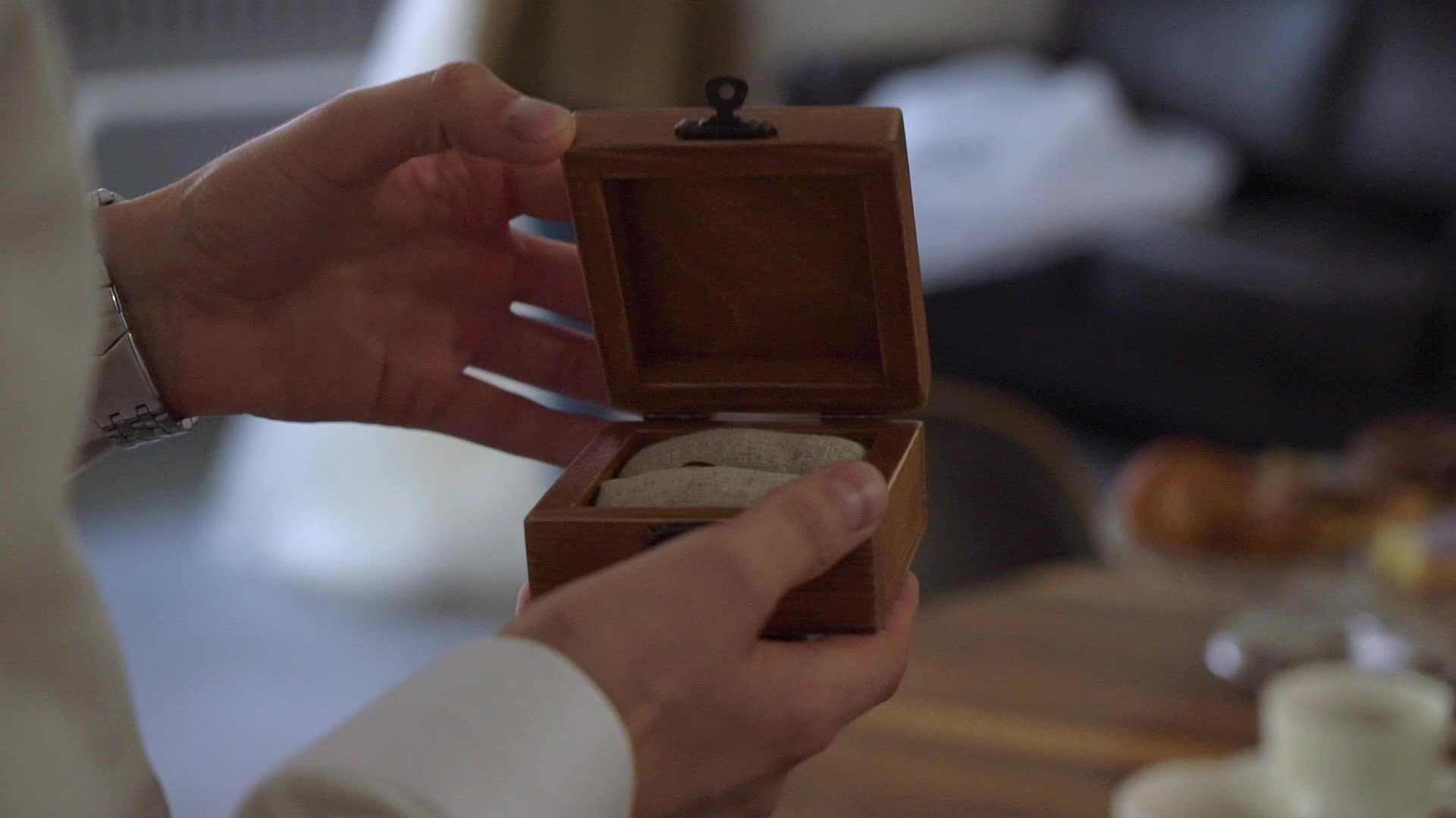 新郎拿着结婚戒指的盒子视频的预览图
