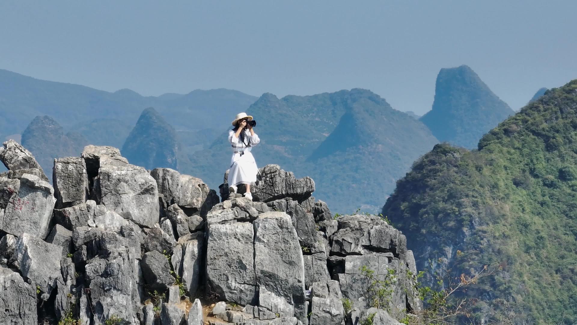 少女航拍在4K阳朔老寨山顶上视频的预览图