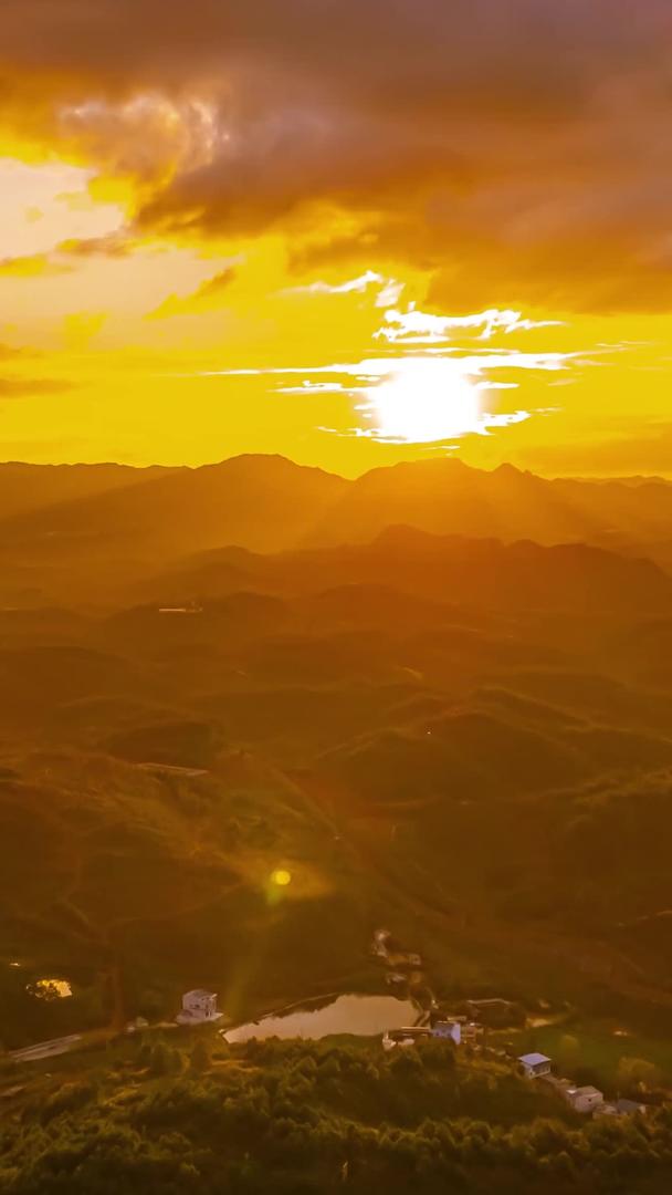 航拍延迟贵州丘陵日落黄昏自然风光视频的预览图