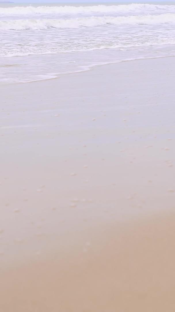 青年男性走在沙滩上的腿部特写视频的预览图