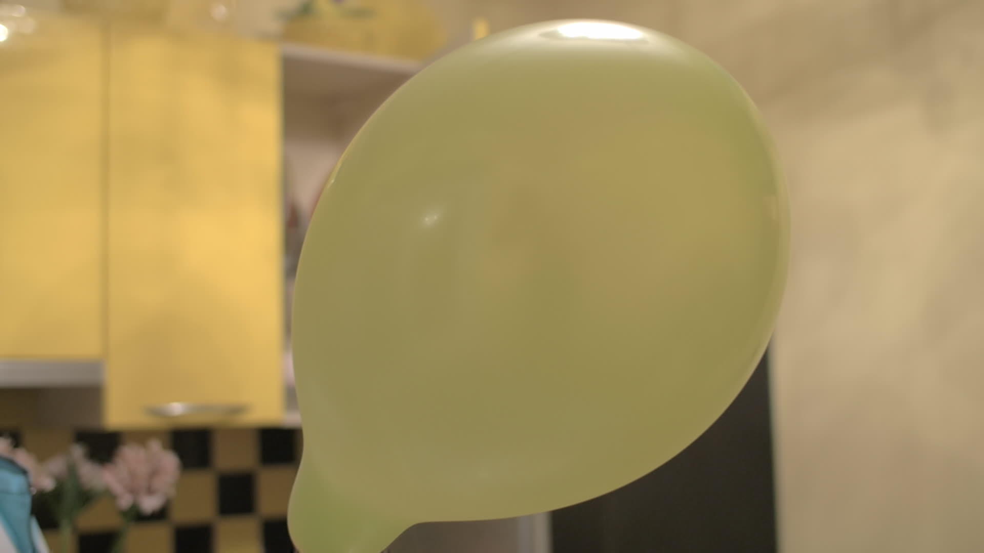 用二氧化碳吹气球视频的预览图