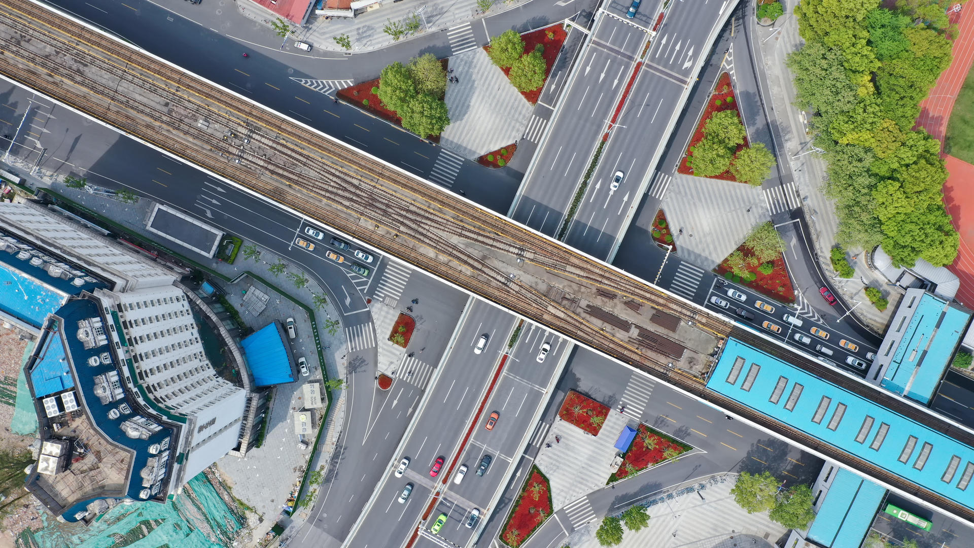 航拍城市轨道高架道路三层立体交通视频的预览图