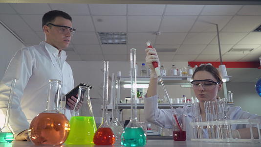 实验室里有两位男女科学家视频的预览图
