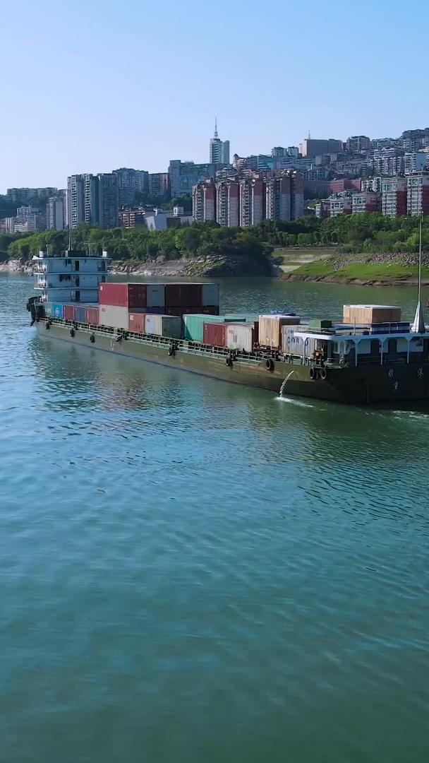航拍远洋货轮满载集装箱行驶长江中央视频的预览图