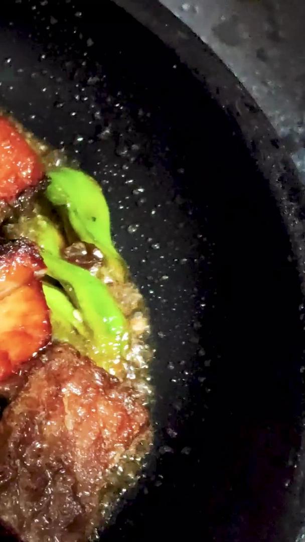 香煎糯米糕鱼美食材料视频的预览图