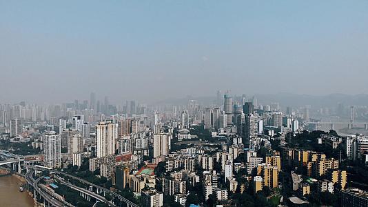 航拍俯瞰重庆密集山城视频的预览图