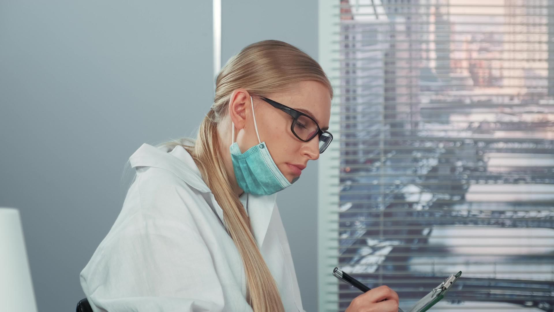 女性科学家在眼镜和实验室外套中观察女性科学家的剖面图视频的预览图