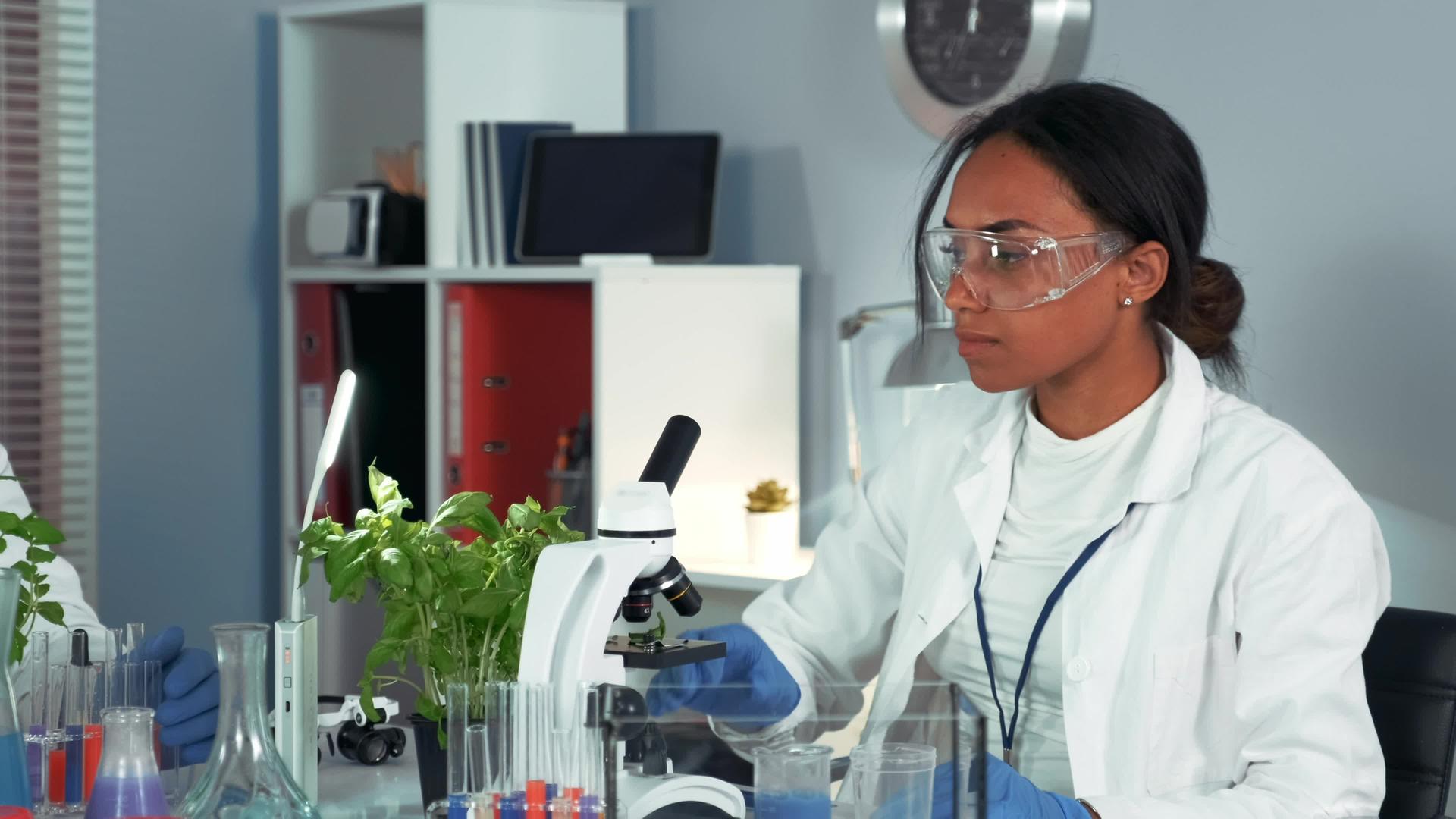 女全眼镜中的女性科学家视频的预览图