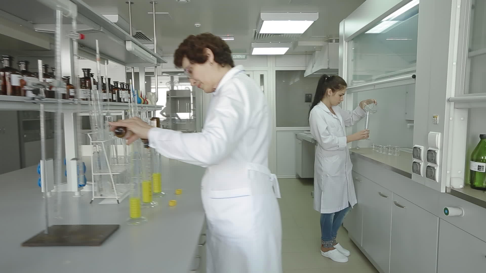 女性科学家在实验室研究女性科学家视频的预览图