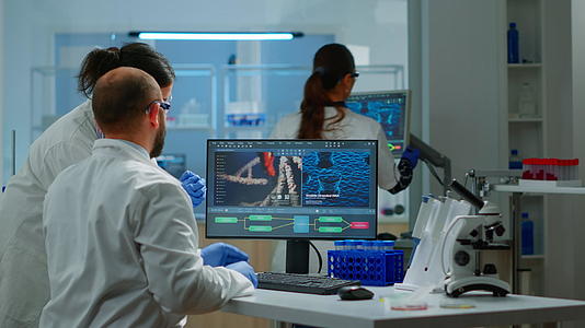 科学家小组在现代设备齐全的实验室工作并使用计算机视频的预览图