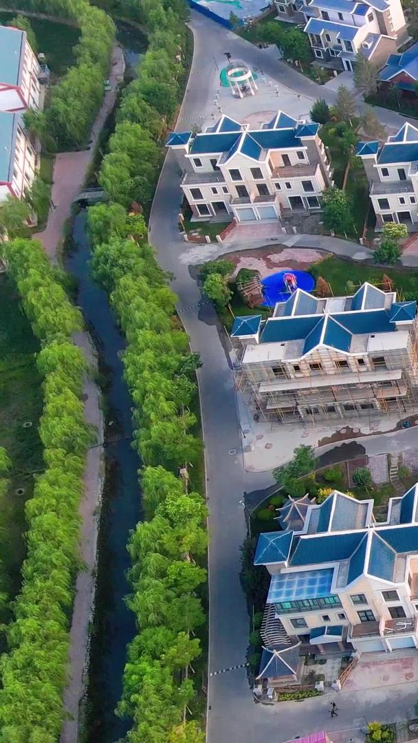 旅游城市郊区富人区湖边别墅建筑群视频素材视频的预览图