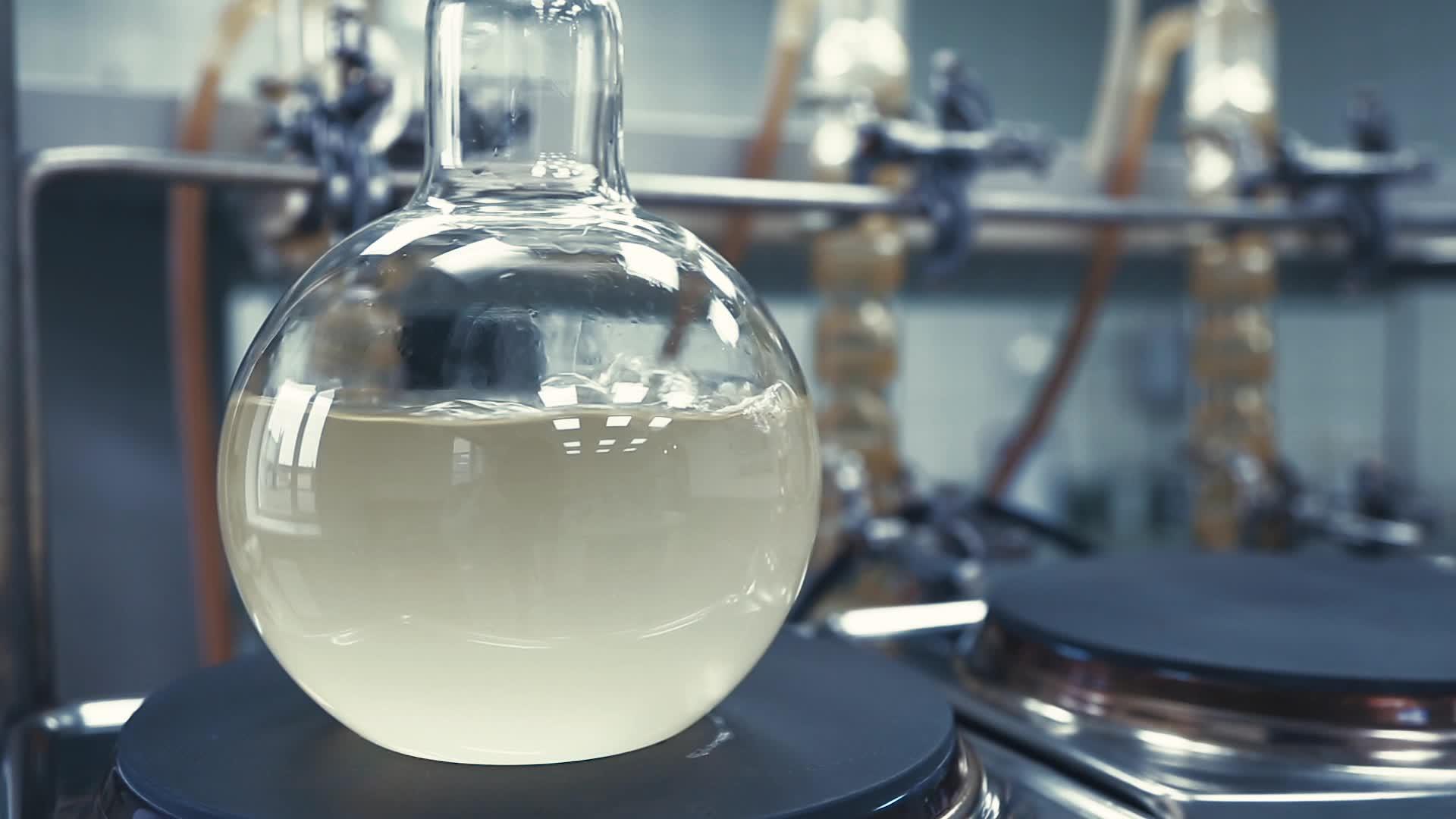 在实验室的酒瓶中加入沸水视频的预览图