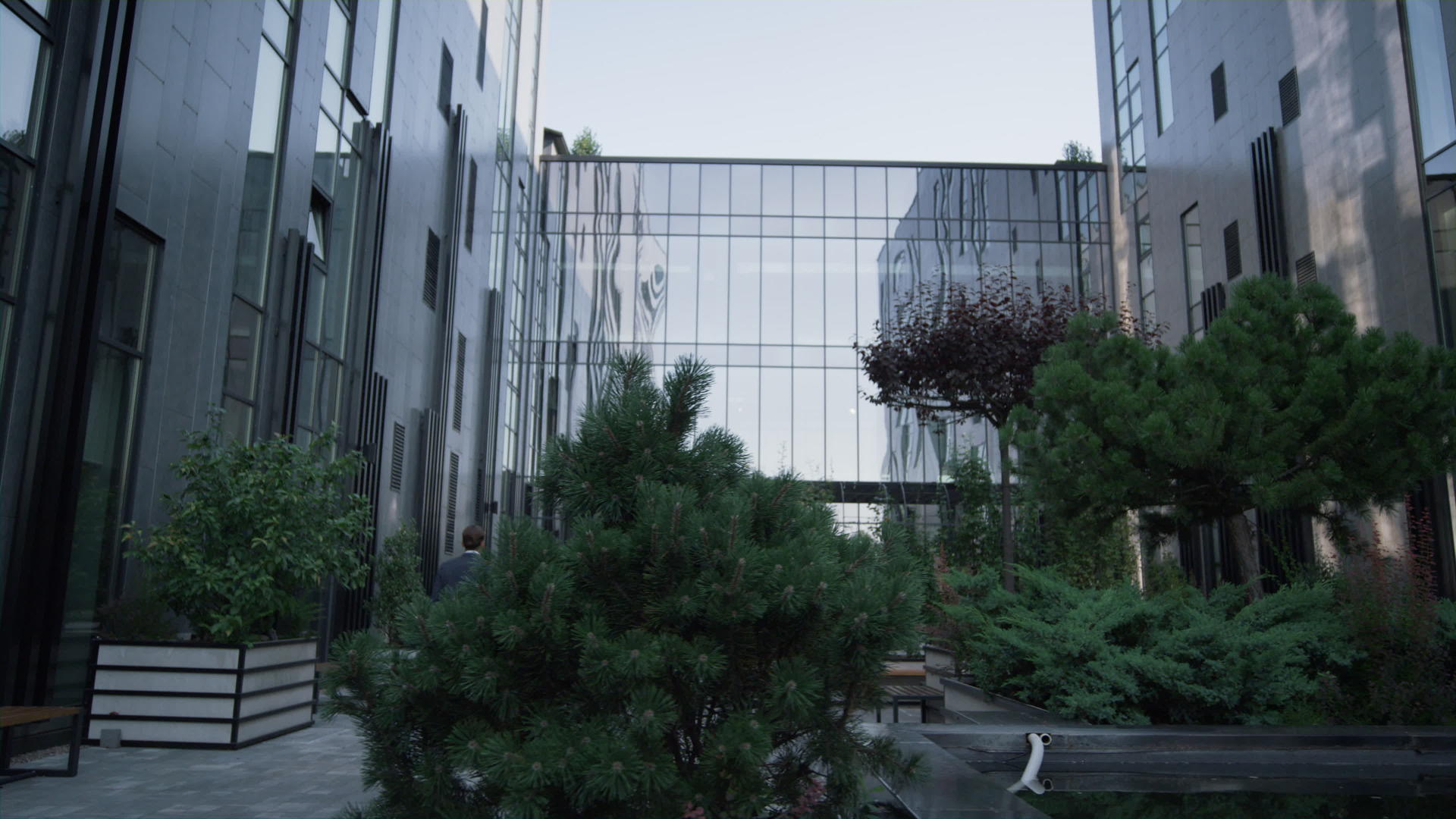 现代化的玻璃办公大楼有整洁的园景花园视频的预览图