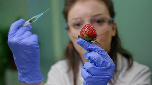 封闭化学妇女使用化学杀虫剂注射有机草莓和草莓视频的预览图