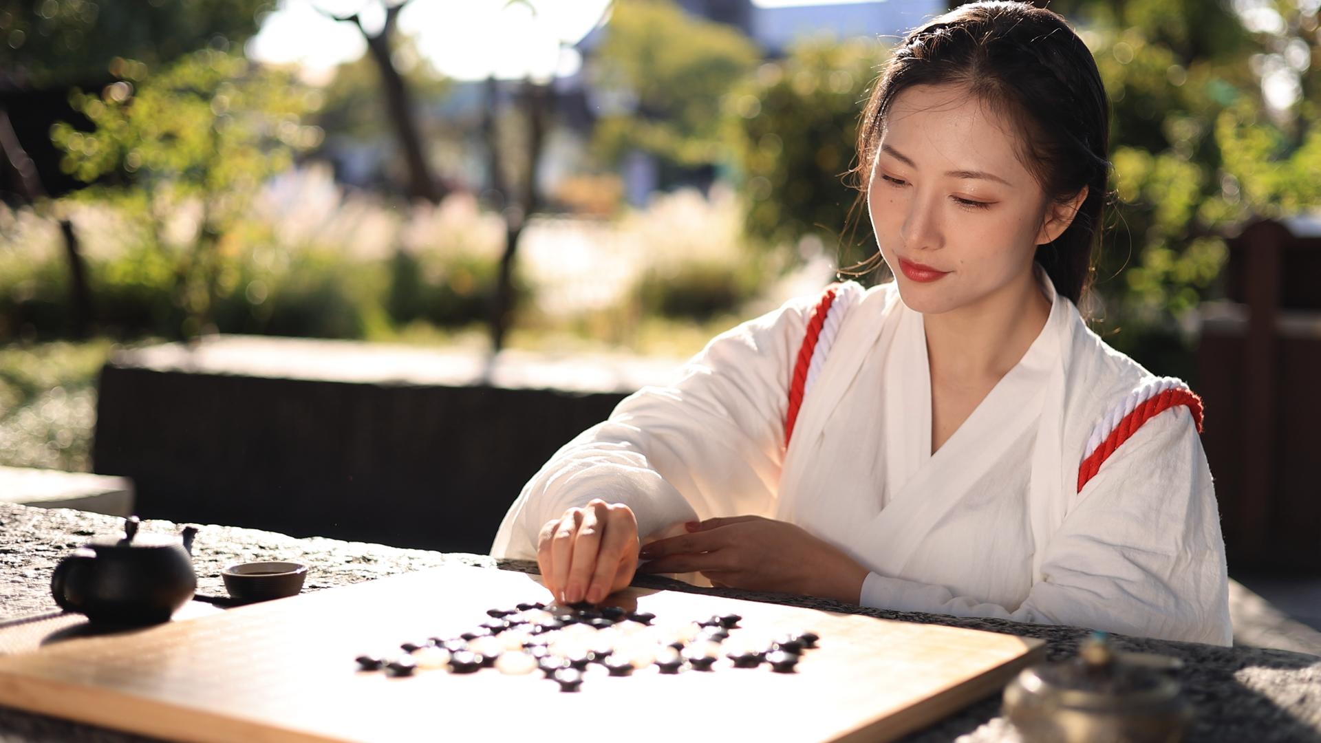 古风美女户外下棋品茶视频的预览图