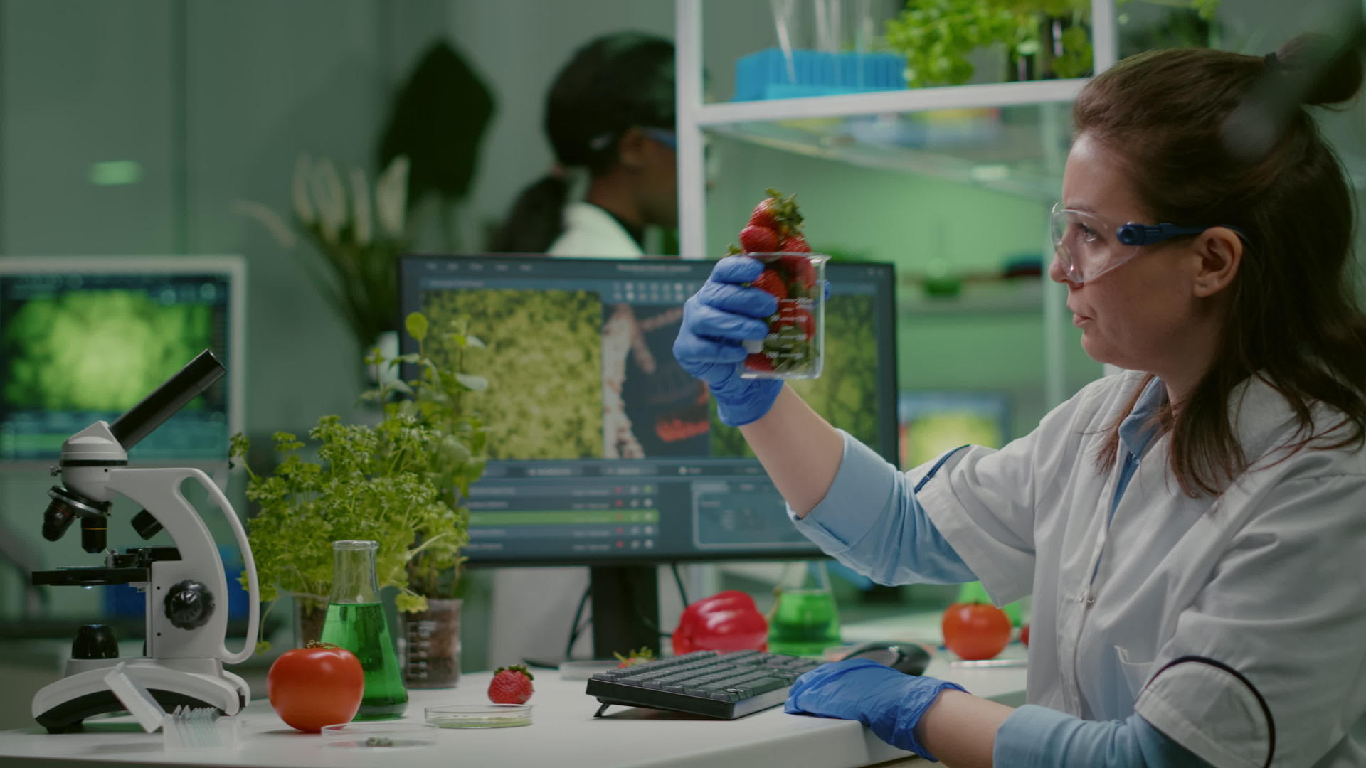 研究玻璃和草莓的制药科学家视频的预览图