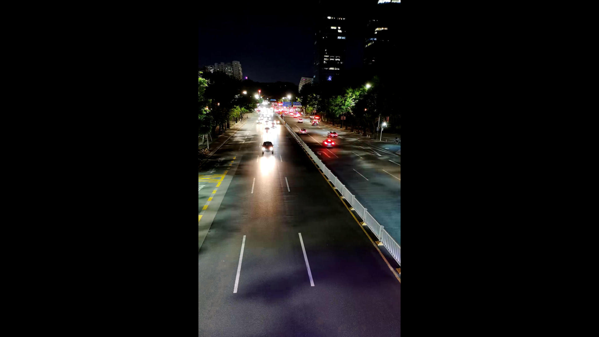 深圳城市CBD群交通主干道车流延时竖屏视频的预览图