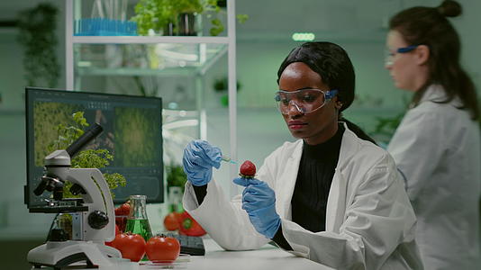 注射草莓的化学科学家视频的预览图