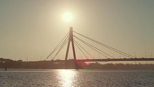 在阳光明媚的夏天河桥剪影视频的预览图