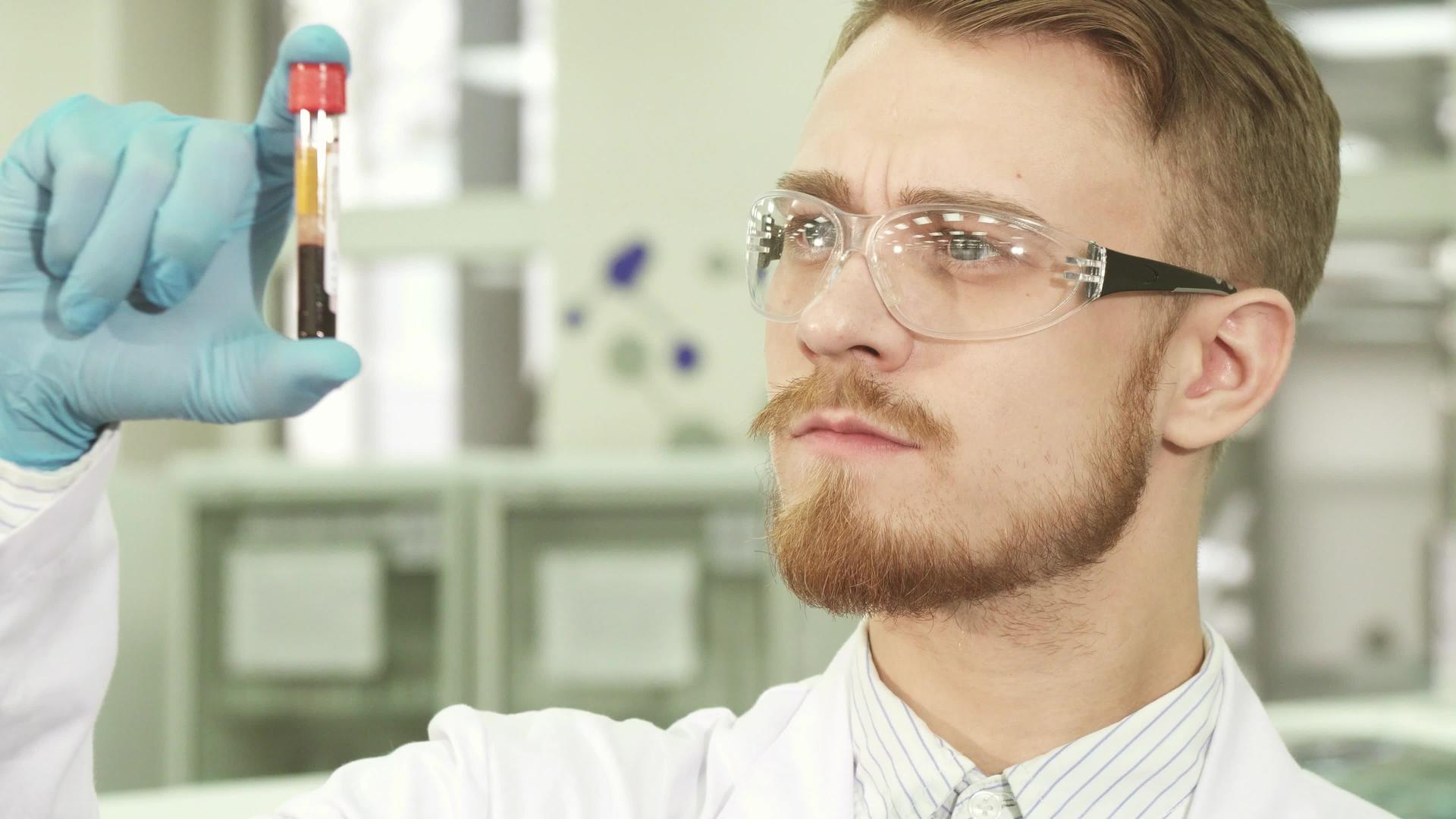 实验室工人的面部缝合用于实验研究和测试管道视频的预览图
