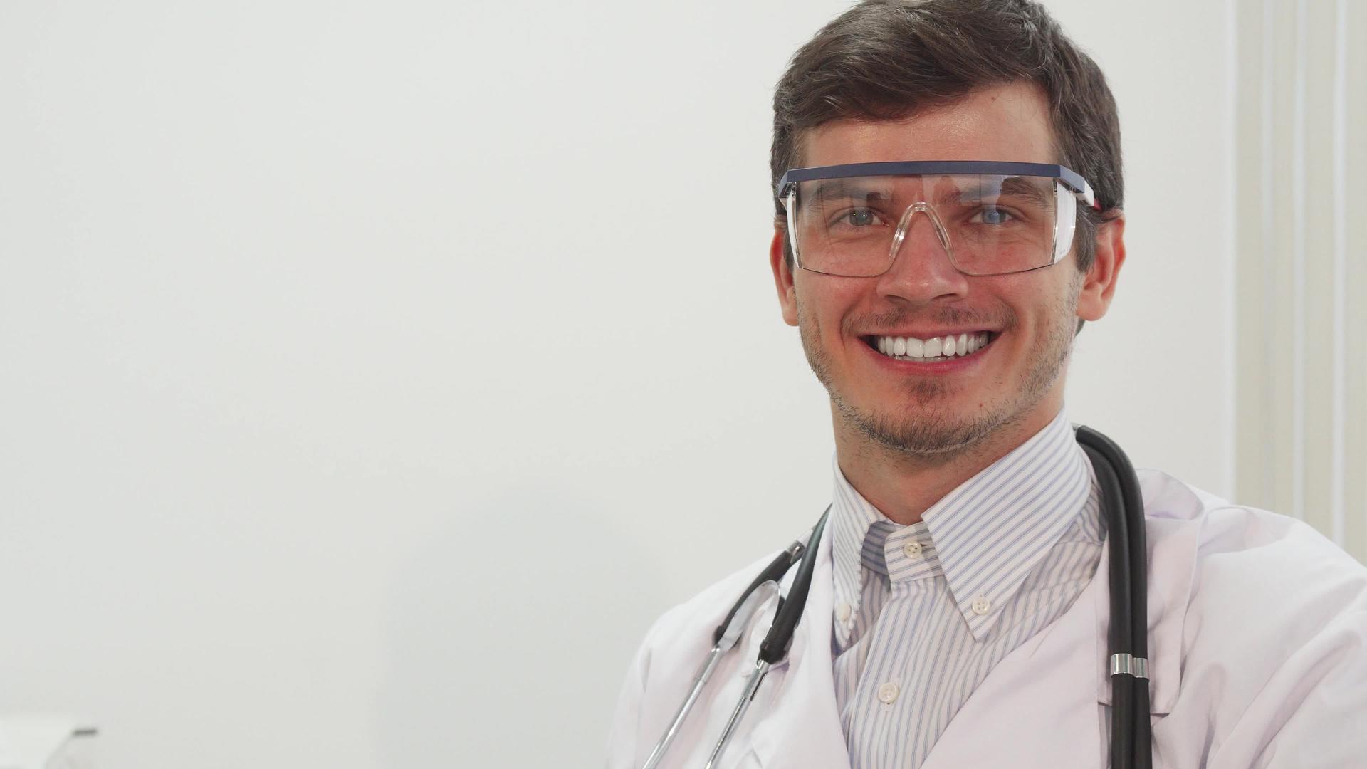 一位微笑的医生戴着特殊的透明实验室眼镜视频的预览图