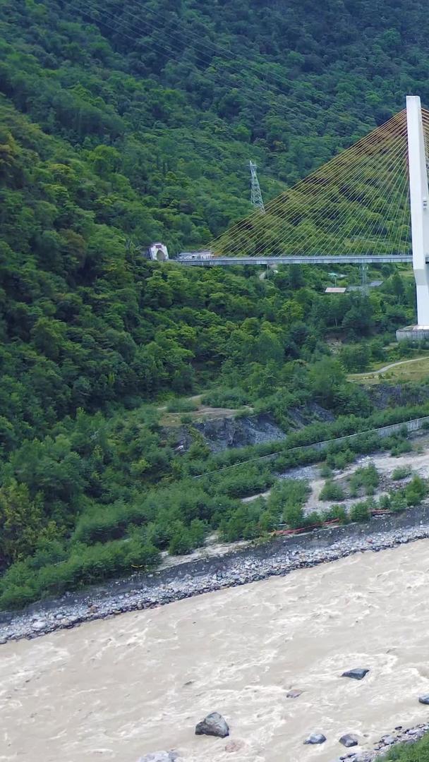 中国基础设施迫龙沟特大桥航拍视频的预览图