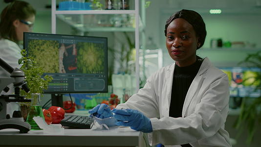非洲科学女性戴上了她的医用眼镜视频的预览图