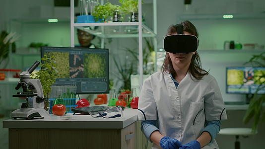 女性科学家研究员穿着虚拟现实头盔视频的预览图