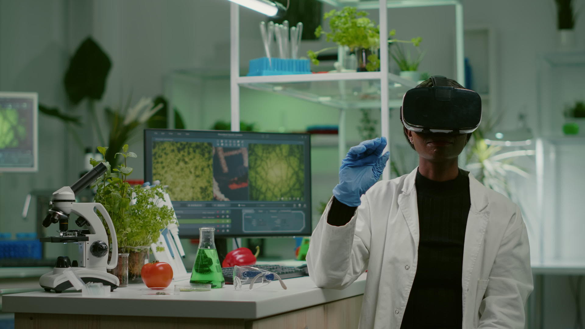 非洲生物学家的研究人员使用虚拟现实耳机研究新的基因实验视频的预览图