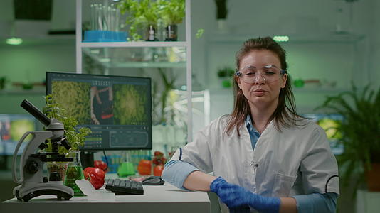 女性生物学家研究员拥有医疗设备视频的预览图