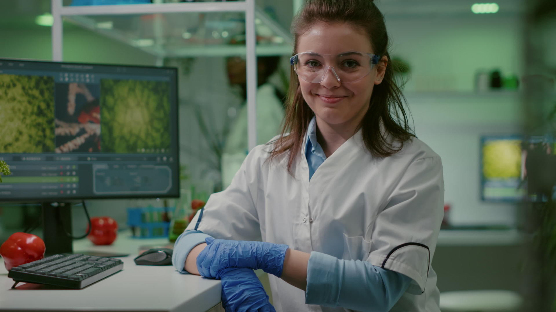 微笑的生物学家女性分析转基因生物的肖像视频的预览图
