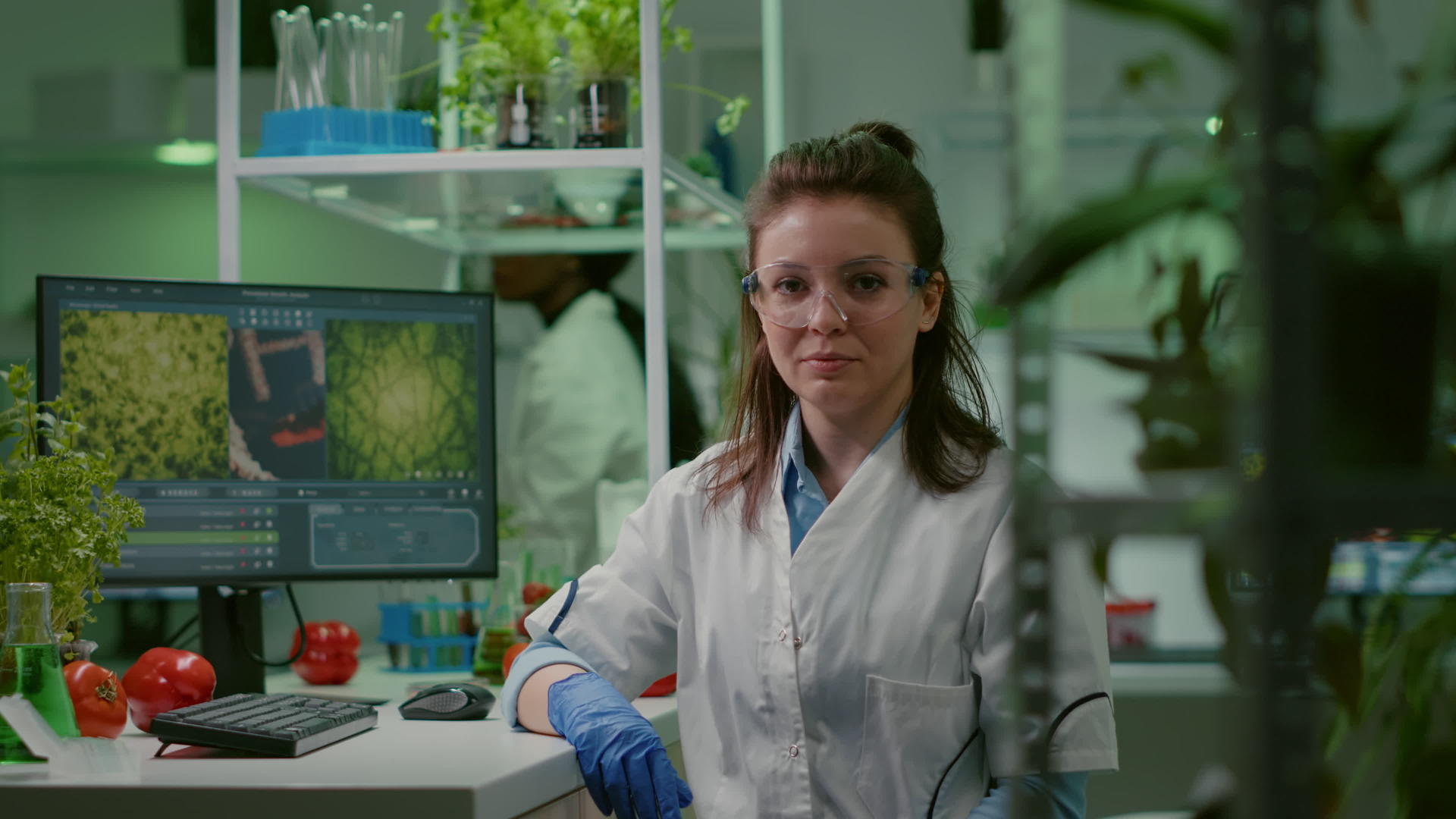 在制药实验室工作的穿着白色外套的化学女性肖像照片视频的预览图