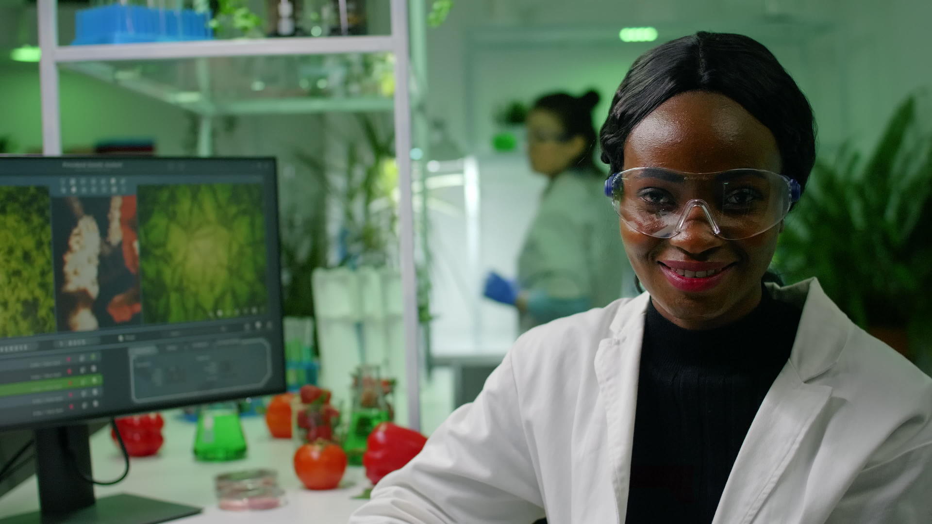 植物学家非洲女性肖像在微生物学实验室工作视频的预览图