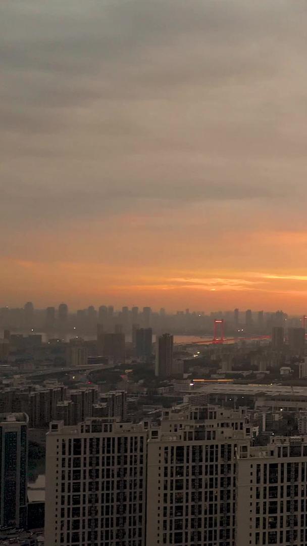 武汉长江主轴和城市建设在华丽的日落航拍下视频的预览图