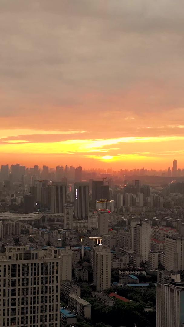 武汉长江主轴和城市建设在华丽的日落航拍下视频的预览图