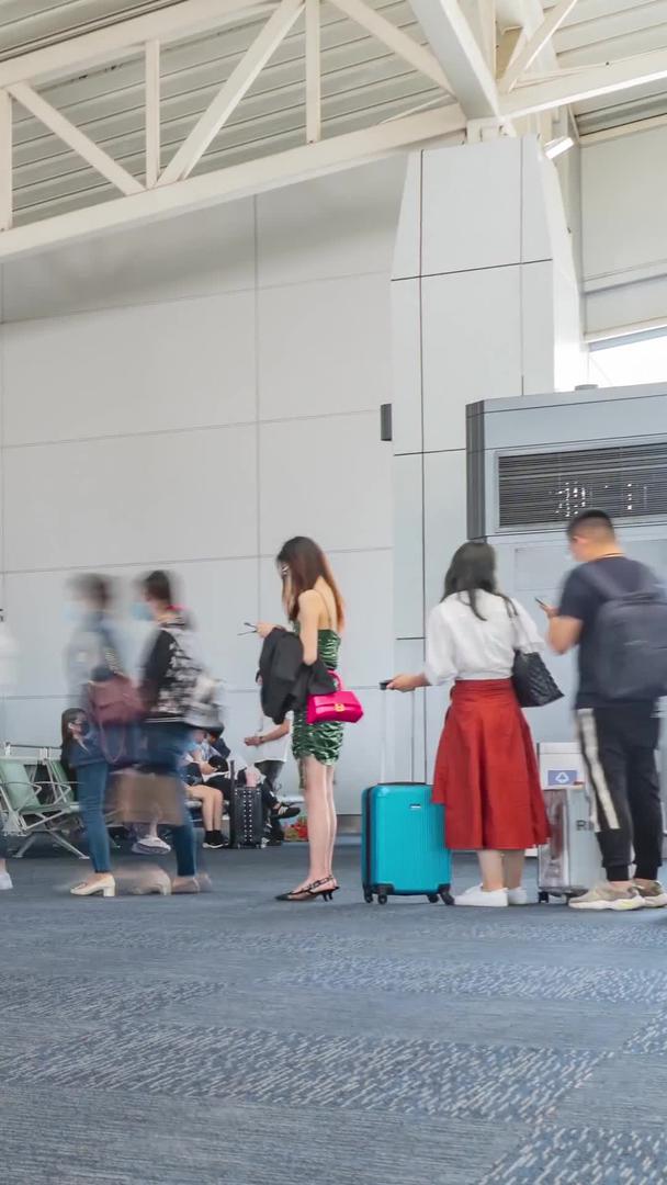 机场检票人员登机口延时实拍视频视频的预览图