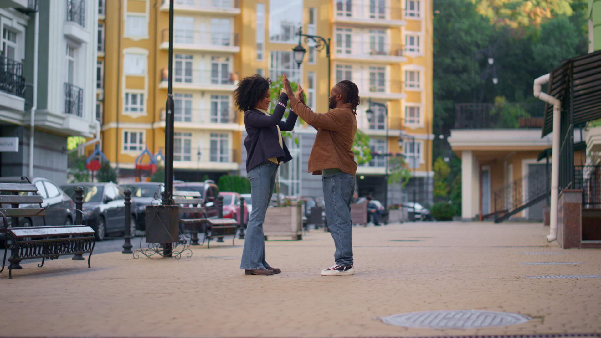 快乐的夫妇手拉手学习在城市街道上跳舞视频的预览图