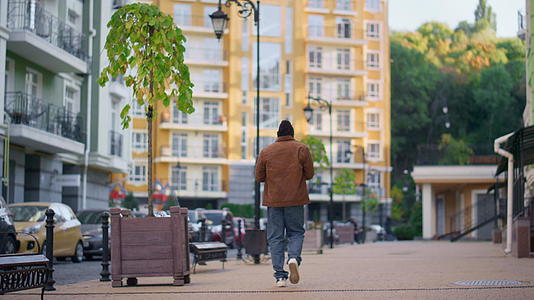 在休闲男人步行的城市里视频的预览图