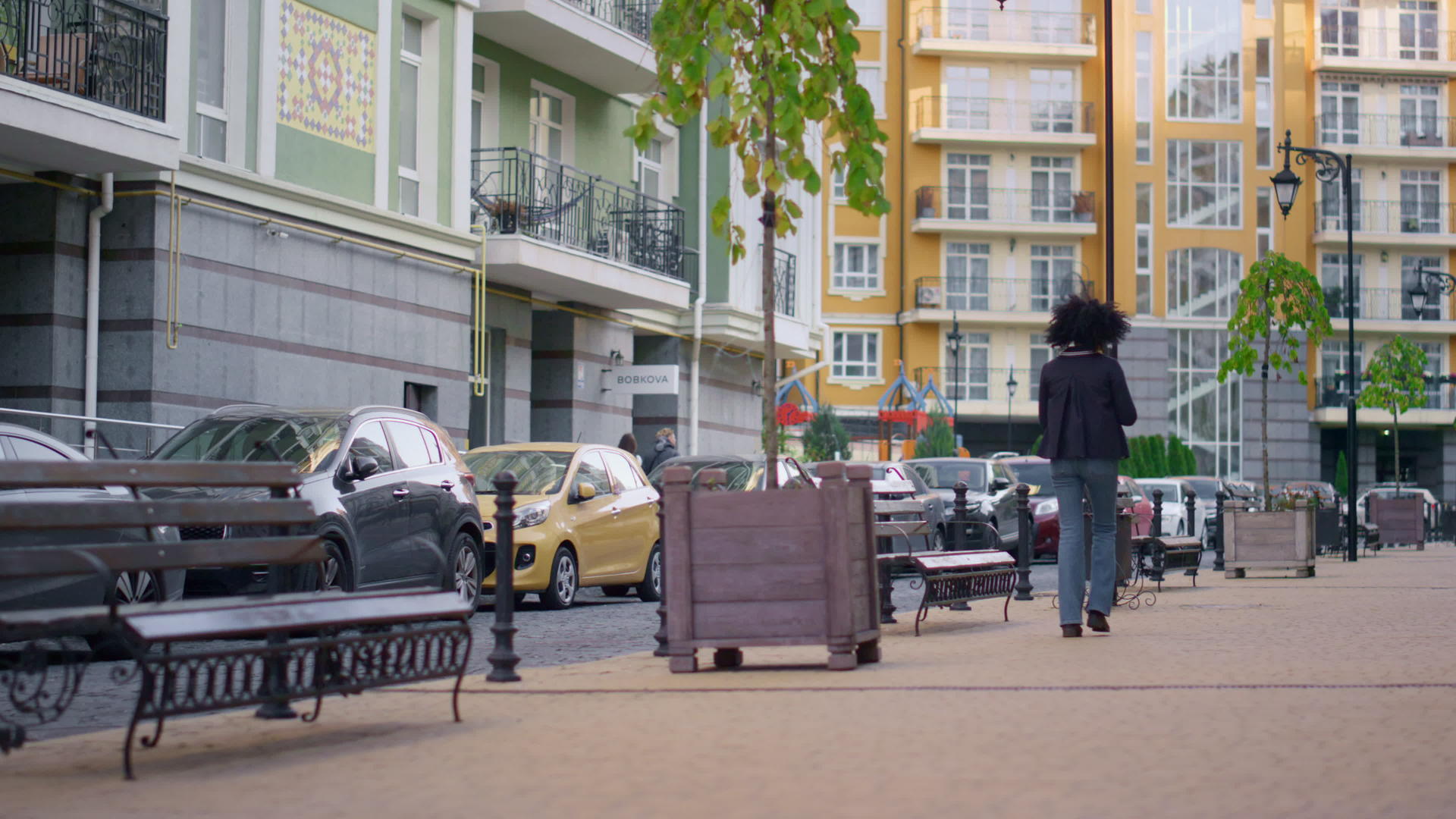 后面的女人独自走过城市在空荡荡的街道上闲逛视频的预览图