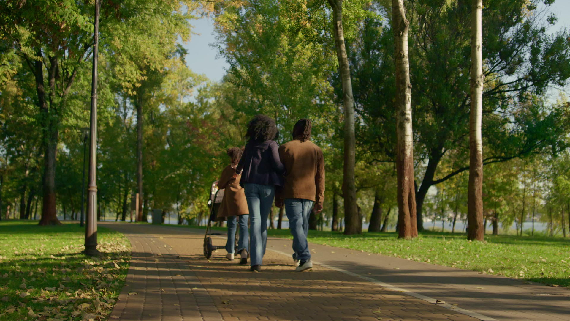 偶然父母走在秋天公园背面的图片上视频的预览图