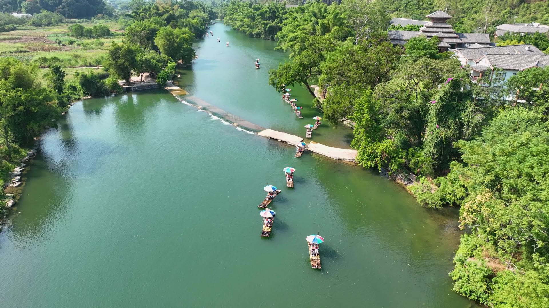 在龙河上4K阳朔竹筏漂流视频的预览图