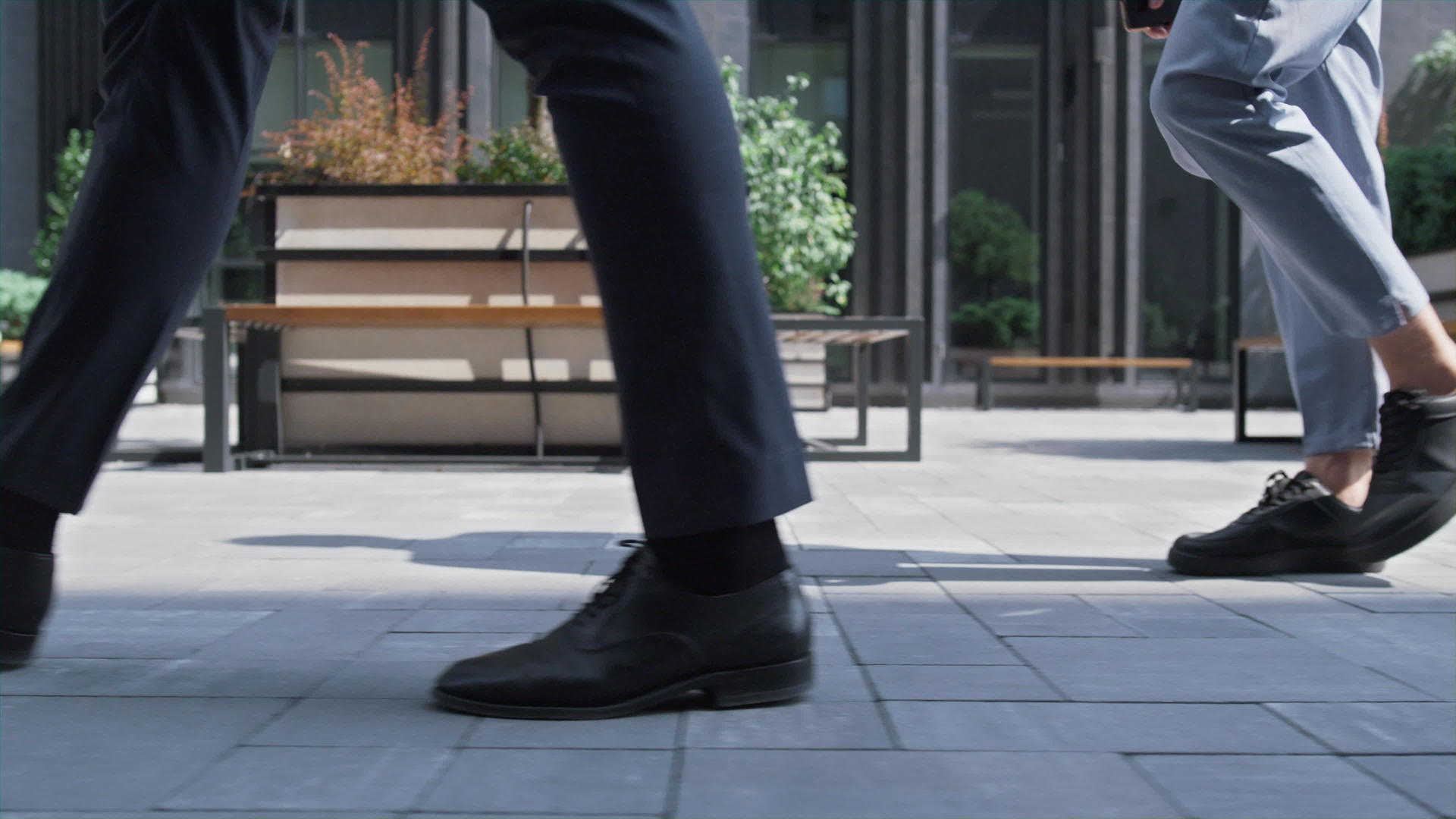 在阳光明媚的日子里特写企业人腿走在市中心视频的预览图