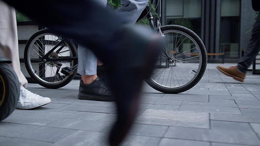 特写经理腿在市中心地区用自行车电动滑板车行走视频的预览图