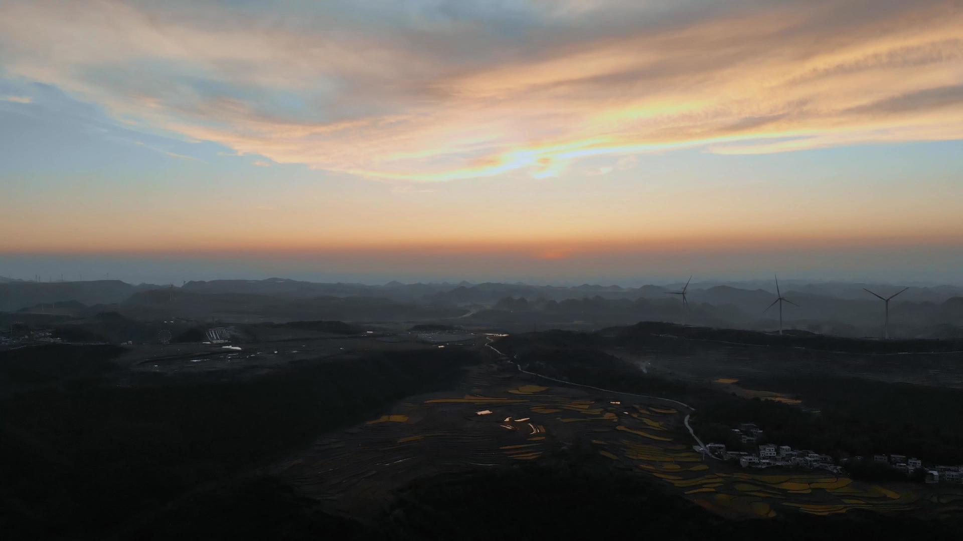 航拍贵州云贵高原上的风车视频的预览图