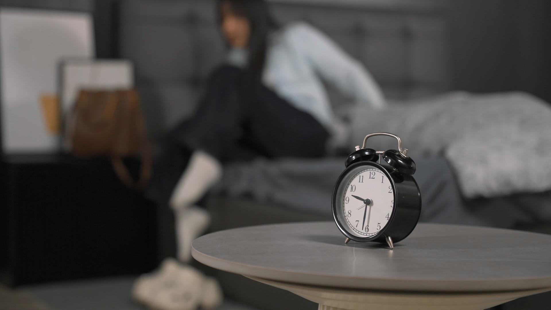 年轻女性错过了工作时间匆忙迟到视频的预览图