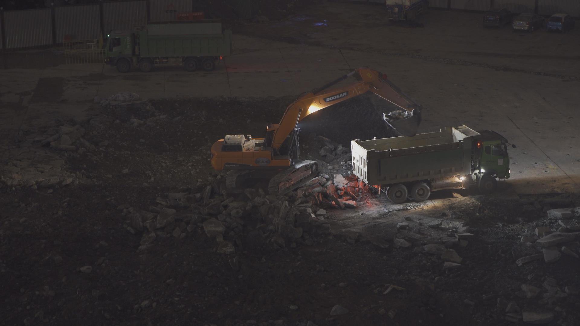 4k高清城市建设挖机挖土装车素材视频的预览图
