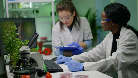 医疗团队的研究人员在计算机上分析了植物学的专业知识视频的预览图