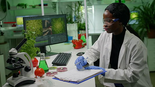 在生物技术实验室研究素食的研究人员视频的预览图